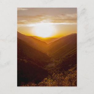 Sonnenuntergang über der Berglandschaft Postkarte
