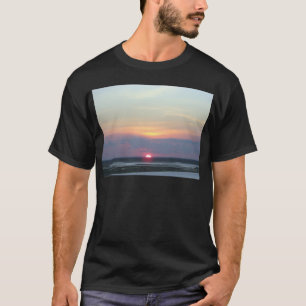 Sonnenuntergang über der Bucht in Margate, NJ T-Shirt