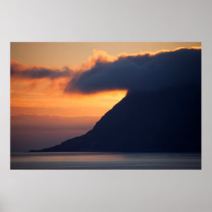 Sonnenuntergang über der Küstenlinie von Alesund Poster