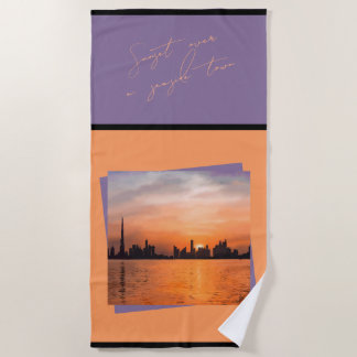 Sonnenuntergang über der Küstenstadt - Kunst Strandtuch