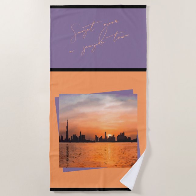 Sonnenuntergang über der Küstenstadt - Kunst Strandtuch (Vorderseite)