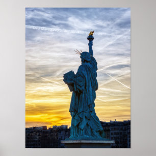 Sonnenuntergang über der Replik der Freiheitsstatu Poster