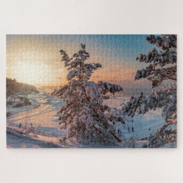 Sonnenuntergang über der schneebedeckten Küste