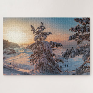 Sonnenuntergang über der schneebedeckten Küste