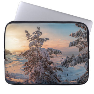 Sonnenuntergang über der schneebedeckten Küste Laptopschutzhülle