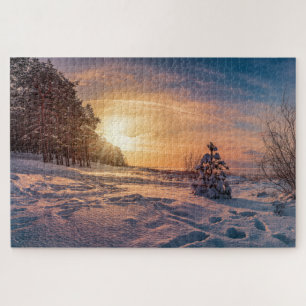 Sonnenuntergang über der schneebedeckten Winterküs
