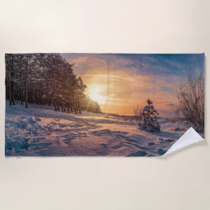 Sonnenuntergang über der schneebedeckten Winterküs Strandtuch