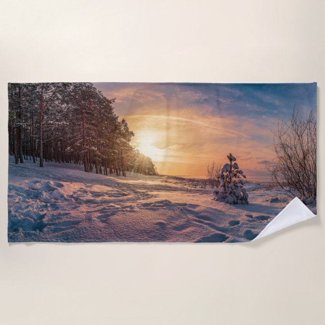 Sonnenuntergang über der schneebedeckten Winterküs Strandtuch (Vorderseite)