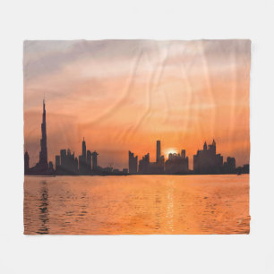 Sonnenuntergang über der Stadt am Meer - Aquarell Fleecedecke