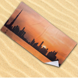Sonnenuntergang über der Stadt am Meer - Aquarell Strandtuch