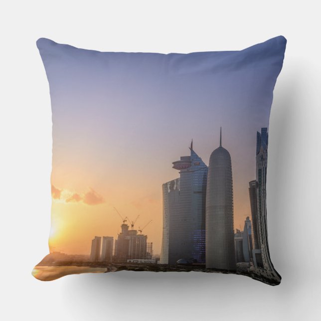 Sonnenuntergang über der Stadt von Doha, Qatar Kissen (Vorderseite)
