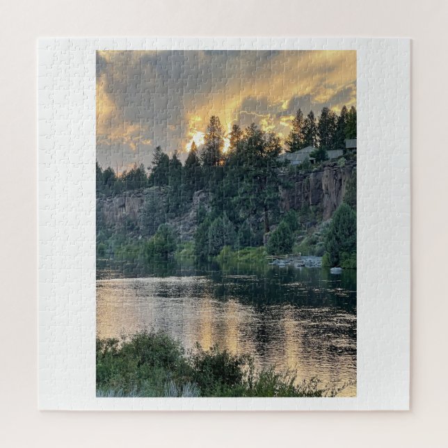 Sonnenuntergang über einem Fluss (Vertikal)