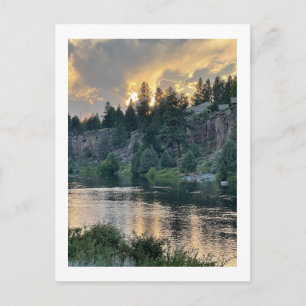 Sonnenuntergang über einem Fluss Postkarte