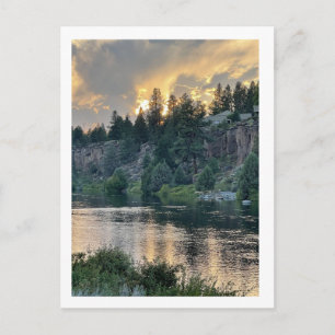 Sonnenuntergang über einem Fluss Postkarte