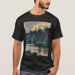 Sonnenuntergang über einem Fluss T-Shirt