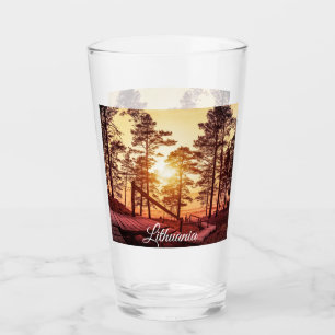 Sonnenuntergang über einem Holzweg im Kiefernwald Glas