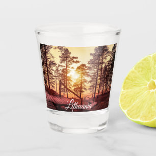 Sonnenuntergang über einem Holzweg im Kiefernwald Schnapsglas