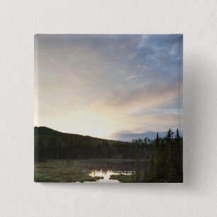 Sonnenuntergang über einem nebelhaften Teich Button