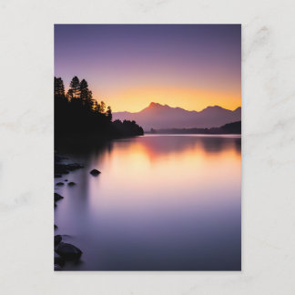 Sonnenuntergang über einem See Postkarte