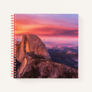 Sonnenuntergang über einer felsigen Landschaft Notizbuch
