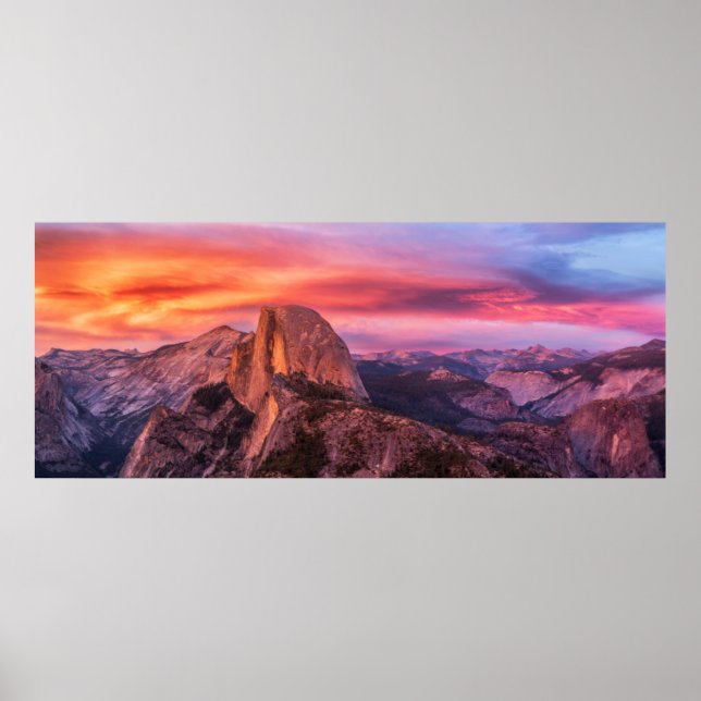 Sonnenuntergang über einer felsigen Landschaft Poster (Vorne)