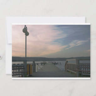 Sonnenuntergang über einer Seebrücke Einladung