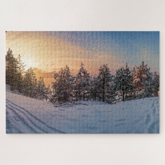 Sonnenuntergang über gefrorenem Schneewald in der  (Horizontal)