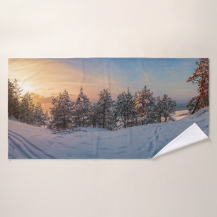 Sonnenuntergang über gefrorenem Schneewald in der  Badehandtuch
