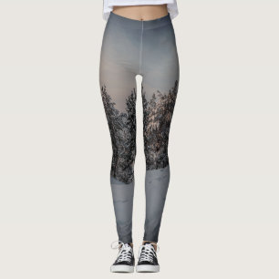 Sonnenuntergang über gefrorenem Schneewald in der  Leggings