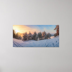 Sonnenuntergang über gefrorenem Schneewald in der  Leinwanddruck