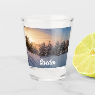 Sonnenuntergang über gefrorenem Schneewald in der Schnapsglas