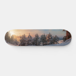 Sonnenuntergang über gefrorenem Schneewald in der Skateboard