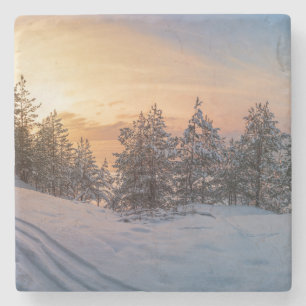 Sonnenuntergang über gefrorenem Schneewald in der  Steinuntersetzer