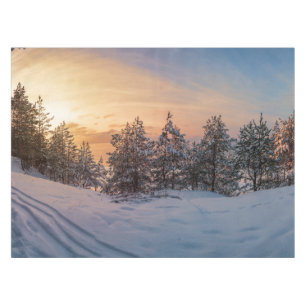 Sonnenuntergang über gefrorenem Schneewald in der  Tischdecke