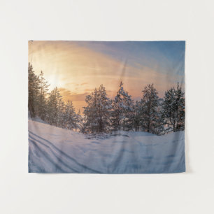 Sonnenuntergang über gefrorenem Schneewald in der Wandteppich