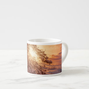Sonnenuntergang über Meer und schneebedeckter Kief Espressotasse