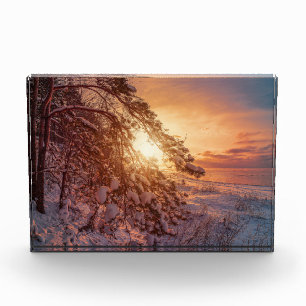 Sonnenuntergang über Meer und schneebedeckter Kief Fotoblock