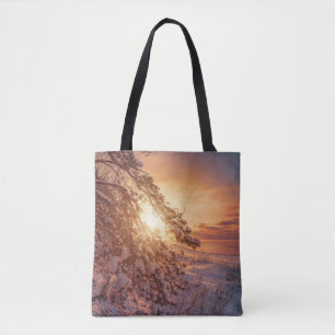 Sonnenuntergang über Meer und schneebedeckter Kief Tasche