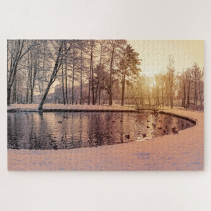 Sonnenuntergang über Park mit einem kleinen eisige