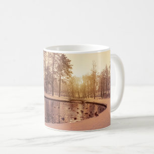 Sonnenuntergang über Park mit einem kleinen eisige Kaffeetasse
