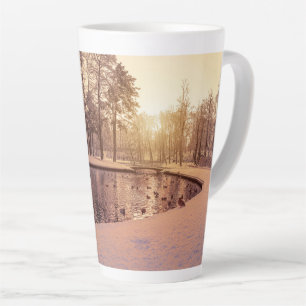 Sonnenuntergang über Park mit einem kleinen eisige Milchtasse