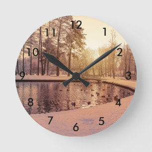 Sonnenuntergang über Park mit einem kleinen eisige Runde Wanduhr