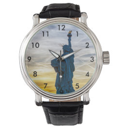 Sonnenuntergang über Replik der Freiheitsstatue in Armbanduhr