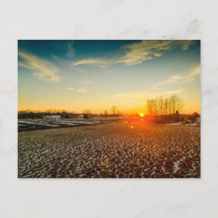 Sonnenuntergang über schneebedeckten Bauernhöfen, Postkarte