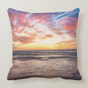 Sonnenuntergang über Strand und Meer Kissen