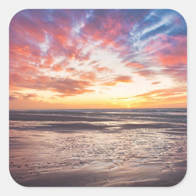 Sonnenuntergang über Strand und Meer Quadratischer Aufkleber (Vorderseite)