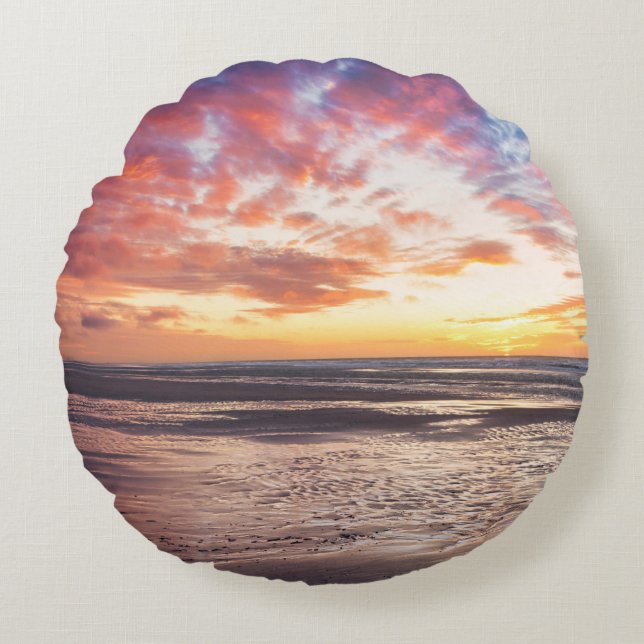Sonnenuntergang über Strand und Meer Rundes Kissen (Vorderseite)