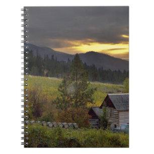 Sonnenuntergang über Weinbergen und historische B Notizblock