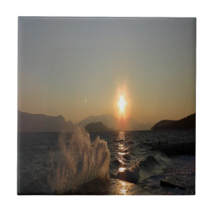 Sonnenuntergang über Wellen in Kroatien Küste Fliese