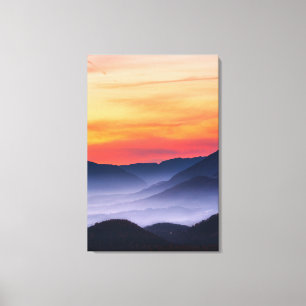 Sonnenuntergang und Nebel im Tal Leinwanddruck